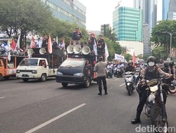 Ratusan Buruh Tolak BBM Naik di Grahadi, Lalin Jalan Gubernur Suryo Merambat