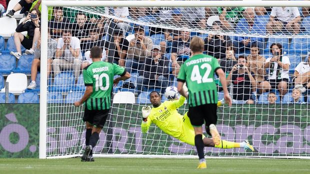 REGGIO NELL'EMILIA, ITALY - AUGUST 30: Mike Maignan of AC Milan saves a penalty kick during the Serie A match between US Sassuolo and AC MIlan at Mapei Stadium - Citta' del Tricolore on August 30, 2022 in Reggio nell'Emilia, Italy. (Photo by Emmanuele Ciancaglini/Ciancaphoto Studio/Getty Images)