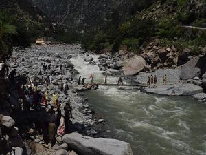 Banjir Bandang Terjang Pakistan, Tiga Turis Tewas dan Belasan Lagi Hilang Banjir Bandang Terjang Pakistan, Tiga Turis Tewas dan Belasan Lagi Hilang