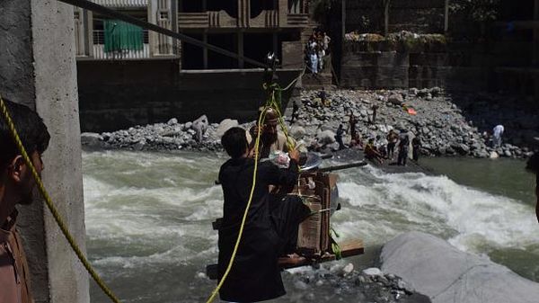 Momen Evakuasi Korban Banjir Bandang di Pakistan, Serba Sulit