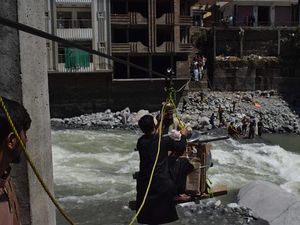 Momen Evakuasi Korban Banjir Bandang di Pakistan, Serba Sulit