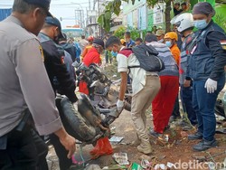 Motor Hancur Tertimpa Tiang BTS di TKP Kecelakaan Truk Maut Bekasi