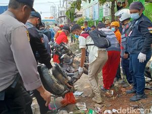 Motor Hancur Tertimpa Tiang BTS di TKP Kecelakaan Truk Maut Bekasi Motor Hancur Tertimpa Tiang BTS di TKP Kecelakaan Truk Maut Bekasi