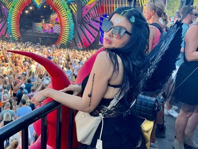 Pesona Olive Lee yang Masih Seksi di Usia Kepala Empat