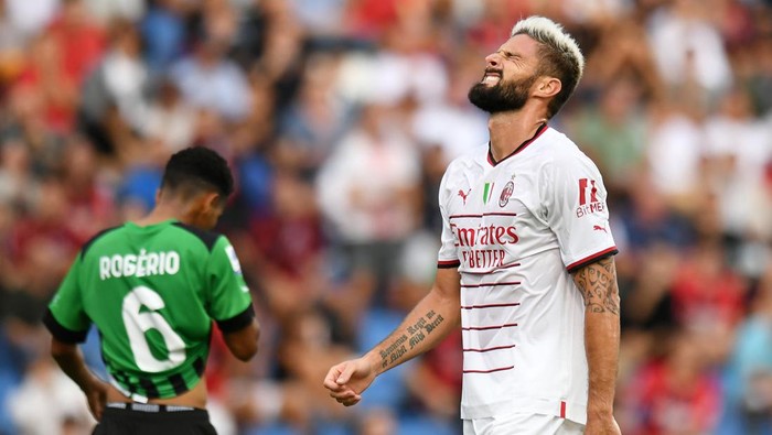 REGGIO NELLEMILIA, ITALY - AUGUST 30: Olivier Giroud of AC Milan reacts during the Serie A match between US Sassuolo and AC MIlan at Mapei Stadium - Citta del Tricolore on August 30, 2022 in Reggio nellEmilia, Italy. (Photo by Alessandro Sabattini/Getty Images)