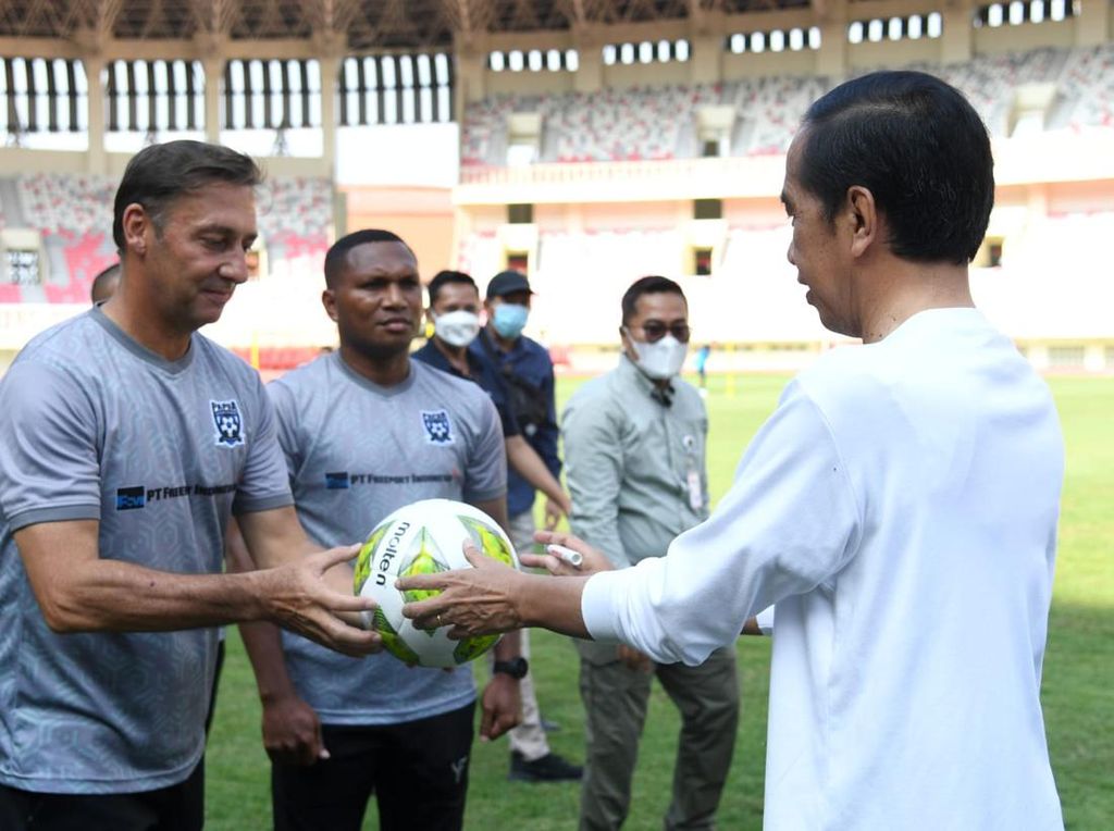 Pesan Jokowi ke Pelatih Papua Football Academy: Titip Anak-anak, Coach