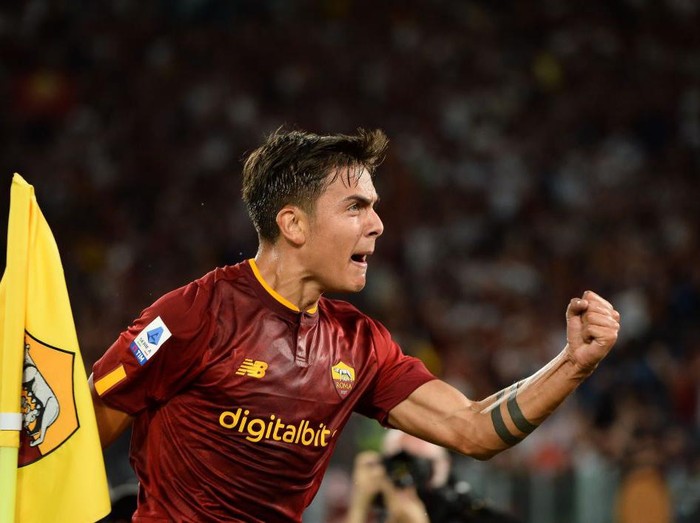 ROME, ITALY - AUGUST 30: Paulo Dybala of AC Monza celebrates after scoring their team's first goal during the Serie A match between AS Roma and AC Monza at Stadio Olimpico on August 30, 2022 in Rome, Italy. (Photo by Paolo Bruno/Getty Images)