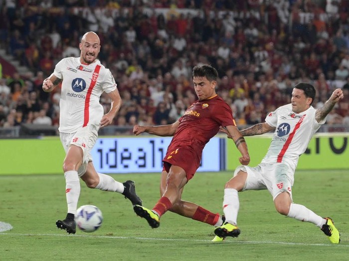 ROME, ITALY - AUGUST 30: Paulo Dybala of AC Monza celebrates after scoring their team's first goal during the Serie A match between AS Roma and AC Monza at Stadio Olimpico on August 30, 2022 in Rome, Italy. (Photo by Paolo Bruno/Getty Images)