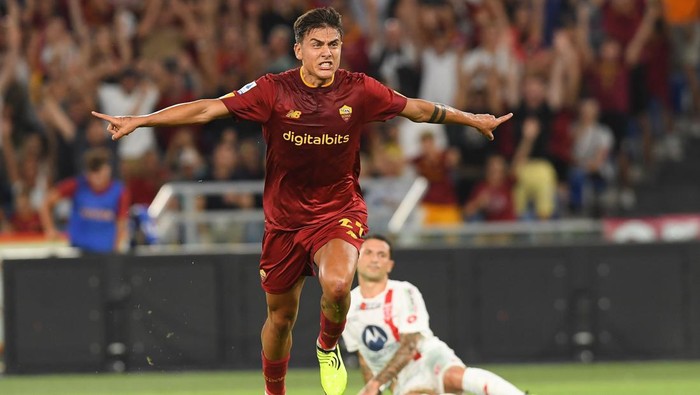 ROME, ITALY - AUGUST 30: Paulo Dybala of AS Roma celebrates after scoring goal 1-0  during the Serie A match between AS Roma and AC Monza at Stadio Olimpico on August 30, 2022 in Rome, Italy. (Photo by Silvia Lore/Getty Images)