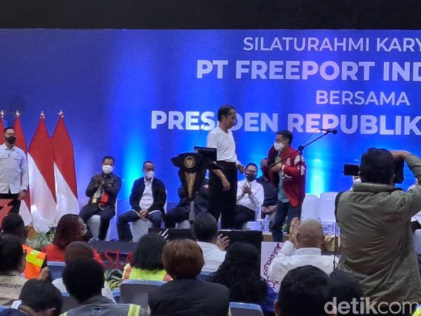 Pegawai Freeport Kegirangan Dapat Jaket Bekas Pakai Jokowi