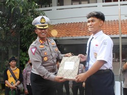 Siswa SMP Viral Bantu Amankan Bus Terbakar Diberi Hadiah oleh Kepolisian