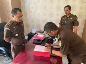 Penyidik Limpahkan Berkas Perkara Korupsi LPD Anturan ke JPU Penyidik Limpahkan Berkas Perkara Korupsi LPD Anturan ke JPU