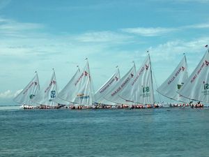 Lestarikan Budaya Maritim Suku Mandar, 35 Perahu Sandeq Berlayar ke IKN Lestarikan Budaya Maritim Suku Mandar, 35 Perahu Sandeq Berlayar ke IKN