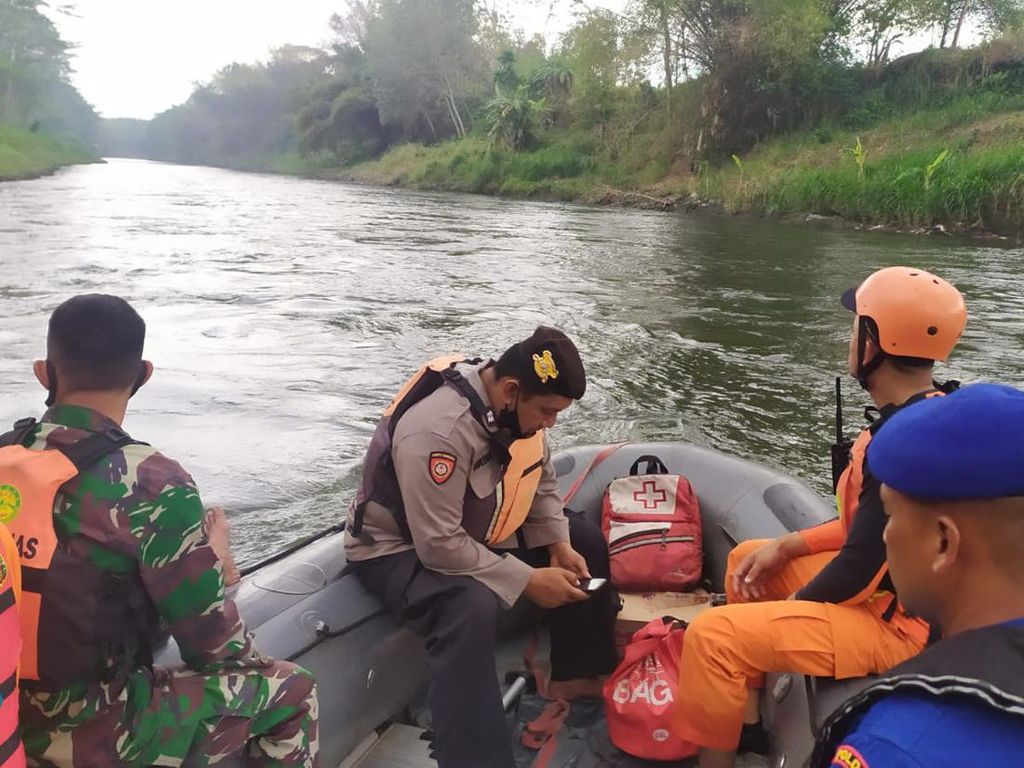 Remaja Blitar Hilang Tenggelam Saat Mandi di Sungai Brantas