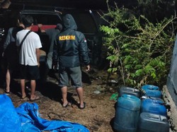 Polisi di Palopo Ungkap Penyelundupan 36 Jeriken Solar, 4 Mobil Disita