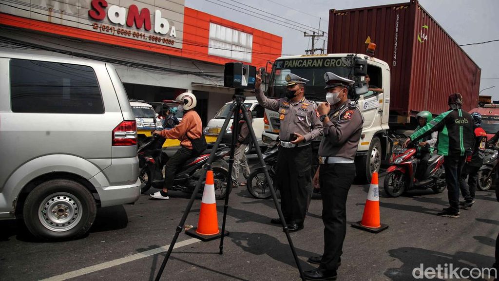 Polisi Olah TKP Kecelakaan Maut Truk Tabrak Tiang BTS di Bekasi