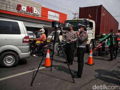 Polisi Olah TKP Kecelakaan Maut Truk Tabrak Tiang BTS di Bekasi