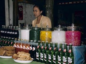 Mengintip Masa Lalu, Begini Suasana Warung Makan di Abad 20