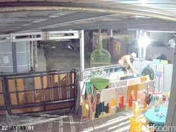 Viral Pria Bermobil Terekam CCTV Curi Pakaian Dalam Wanita di Lampung