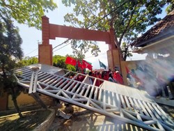 Mahasiswa Ngamuk Rusak Kantor DPRD Dompu, Apa Pemicunya?