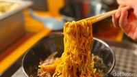Sluurp! Gurihnya Ramen Gerobakan Kaki Lima Kakek Jepang