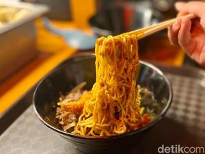 Sluurp! Gurihnya Ramen Gerobakan Kaki Lima Kakek Jepang Sluurp! Gurihnya Ramen Gerobakan Kaki Lima Kakek Jepang