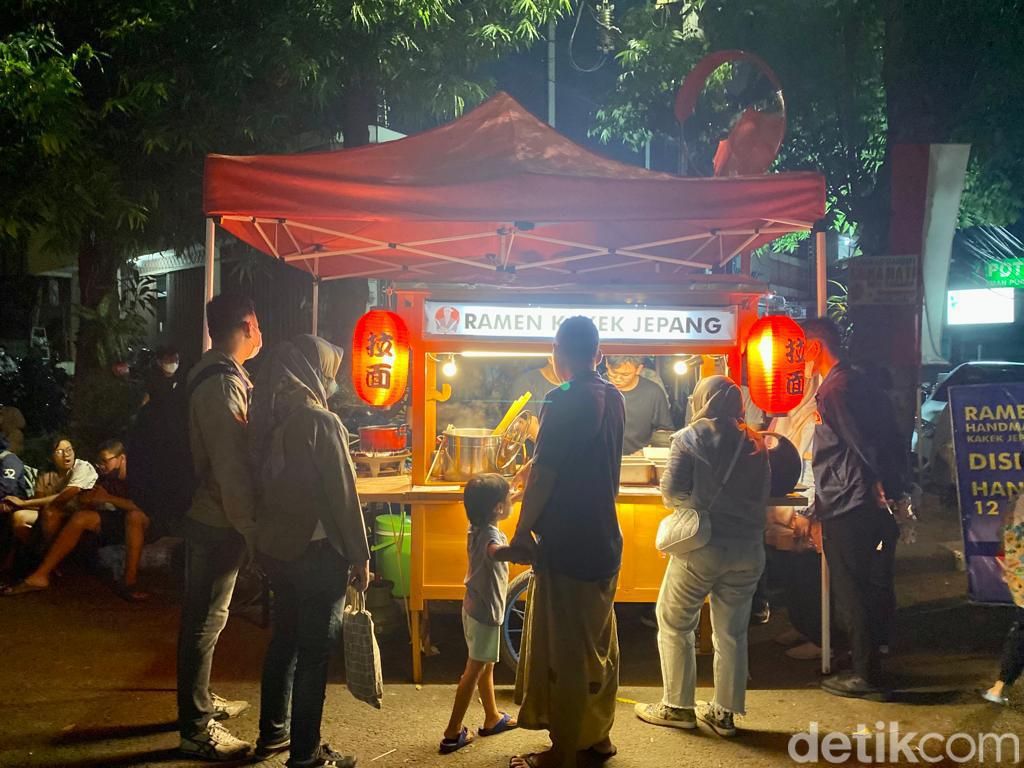 Menjajal Ramen Viral dengan Konsep Kaki Lima di Jakarta Selatan