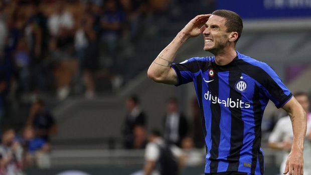 MILAN, ITALY - AUGUST 30: Robin Gosens of FC Internazionale shows his dejection during the Serie A match between FC Internazionale and US Cremonese at Stadio Giuseppe Meazza on August 30, 2022 in Milan, Italy. (Photo by Giuseppe Cottini/Getty Images)