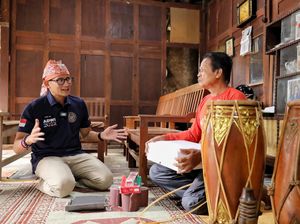 Sandiaga Berikan Alat Produksi ke Pengrajin Kendang di Gunung Kidul Sandiaga Berikan Alat Produksi ke Pengrajin Kendang di Gunung Kidul