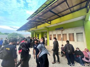 Isak Tangis Keluarga Korban Kecelakaan Truk Bekasi di Depan Kamar Jenazah