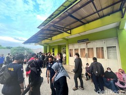 Isak Tangis Keluarga Korban Kecelakaan Truk Bekasi di Depan Kamar Jenazah