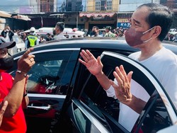 Kala Jokowi Temui Ibu-ibu Pendemo di Sentani, Langsung Beri Solusi