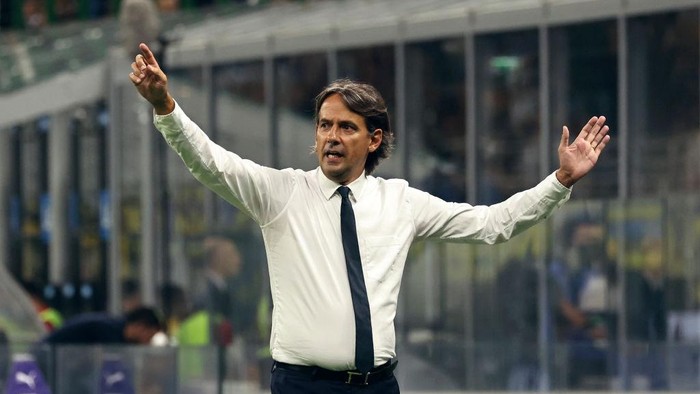 MILAN, ITALY - AUGUST 30: Simone Inzaghi Head coach of FC Internazionale gestures during the Serie A match between FC Internazionale and US Cremonese at Stadio Giuseppe Meazza on August 30, 2022 in Milan, Italy. (Photo by Giuseppe Cottini/Getty Images)