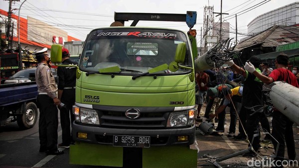 Kecelakaan maut yang melibatkan truk trailer terjadi di Bekasi. Truk tersebut menabrak halte, kemudian menabrak tiang BTS. Sepuluh orag dilaporkan tewas, Rabu, 31/8/2022.