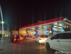 Antrean MPV hingga SUV Juga Mengular Isi BBM di SPBU Surabaya