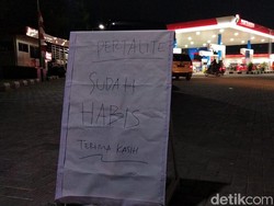 SPBU Jagir Surabaya Kehabisan Pertalite Setelah Diantre Sepanjang Hari