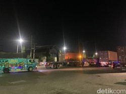 Antrean Truk Isi Solar di Surabaya hingga 1 Km, Sopir: Gak Susuk Gak Bayaran