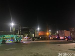 Antrean Truk Isi Solar di Surabaya hingga 1 Km, Sopir: Gak Susuk Gak Bayaran Antrean Truk Isi Solar di Surabaya hingga 1 Km, Sopir: Gak Susuk Gak Bayaran
