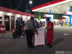 Polisi Jaga SPBU di Surabaya yang Diserbu Warga