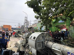 10 Fakta dari Trailer Tabrak Tiang hingga Jatuh Korban Jiwa