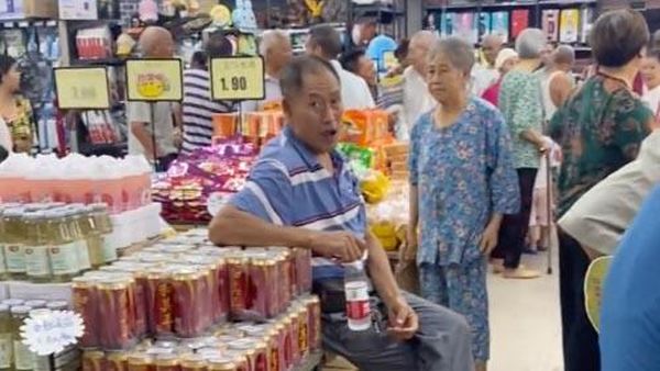 Tak Tahan Cuaca Panas, Para Lansia Ini Numpang Ngadem di Supermarket