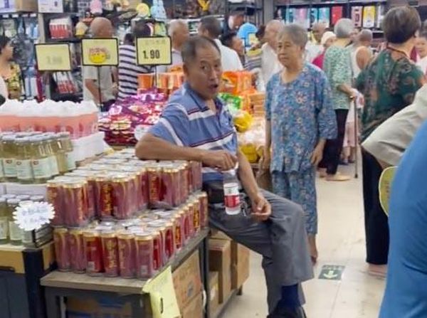 Tak Tahan Cuaca Panas, Para Lansia Ini Numpang Ngadem di Supermarket