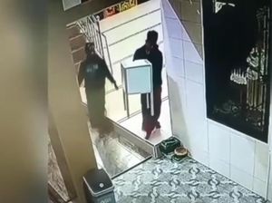 Aksi Sadis Bapak Bacok Warga gegara Anak Ditangkap Usai Mencuri Aksi Sadis Bapak Bacok Warga gegara Anak Ditangkap Usai Mencuri