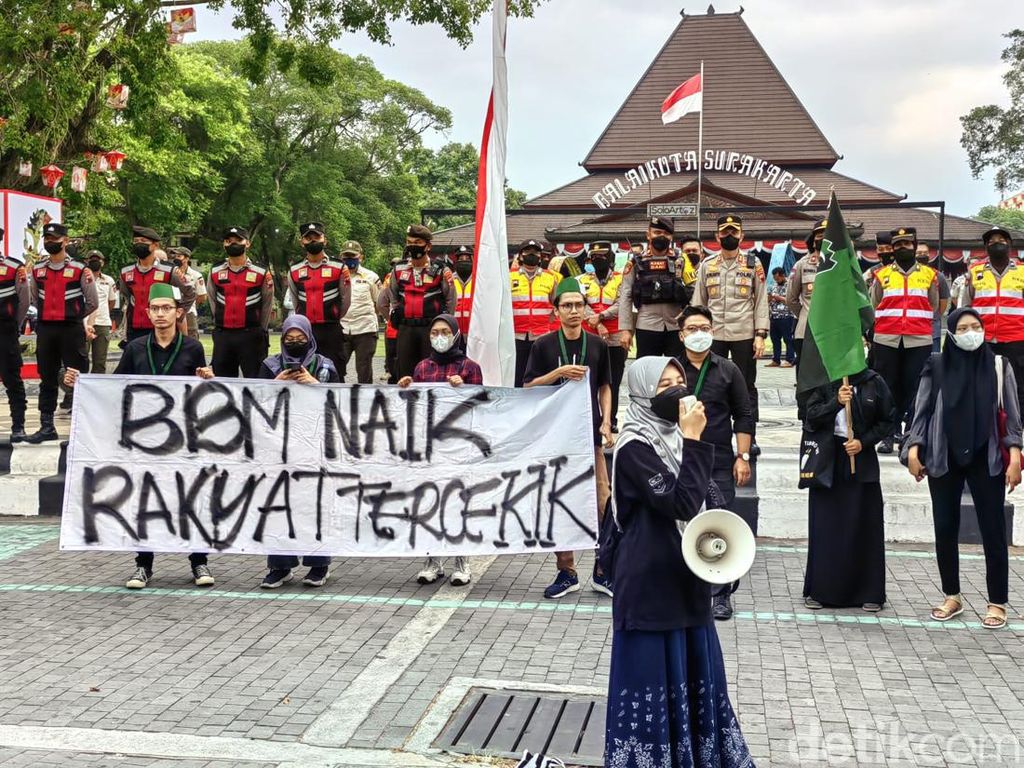 Demo Tolak Harga BBM Naik di Solo, Mahasiswa: Geruduk Anak Presiden