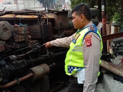 Tak Kuat Nanjak, Truk Sampah di Bogor Terguling Lalu Timpa 2 Motor