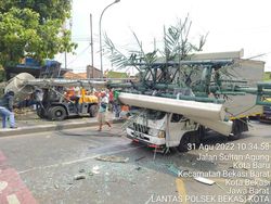 Telkom Nyatakan Tiang Roboh di Kecelakaan Truk Bekasi Bukan Miliknya