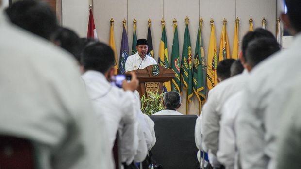 Wakil Gubernur Jawa Barat Uu Ruzhanul Ulum memberikan kata sambutan saat pembukan pelatihan kompetensi pegendali organisme pengganggu tumbuhan (POPT) di Gedung BPSDM, Cimahi,  Jawa Barat, Senin (22/8/2022). Sebanyak 500 petugas POPT dari berbagai kota dan kabupaten di Jawa Barat mengikuti pelatihan kompetensi yang meliputi metode dasar POPT, pengaruh iklim dalam pertanian serta metode pengamatan tanaman. ANTARA FOTO/Raisan Al Farisi/hp.