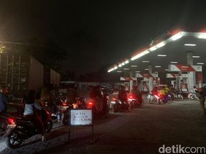 Antrean Kendaraan Juga Terjadi di SPBU Yos Sudarso Medan