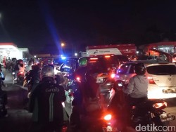 SPBU di Purwakarta Dijejali Warga Saat Malam Jelang 1 September