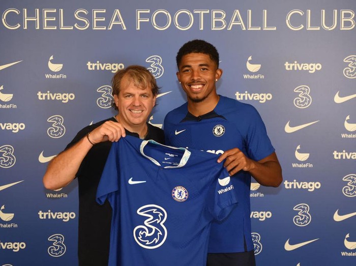 COBHAM, ENGLAND - AUGUST 31: New Chelsea signing Wesley Fofana poses for a photograph with Todd Boehly, Chairman of Chelsea as he signs for Chelsea at Chelsea Training Ground on August 31, 2022 in Cobham, England. (Photo by Harriet Lander - Chelsea FC/Chelsea FC via Getty Images)